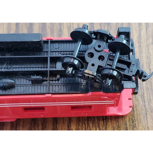 TYCO HO Scale Red White Striped Caboose 689 - Picture 8 of 8